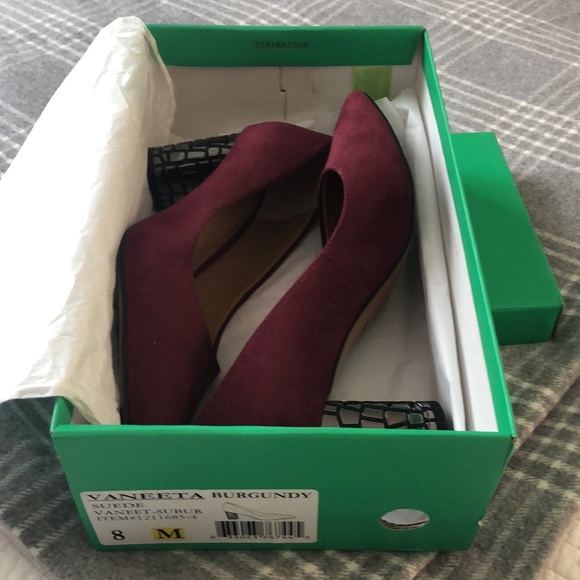 J. Renne’ Suede burgundy shoes with unique silver design - Picture 2 of 7